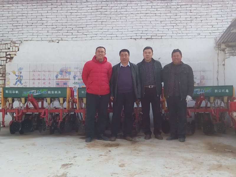 11月10日科海廷机械有限公司李经理携农业装备下乡扶贫